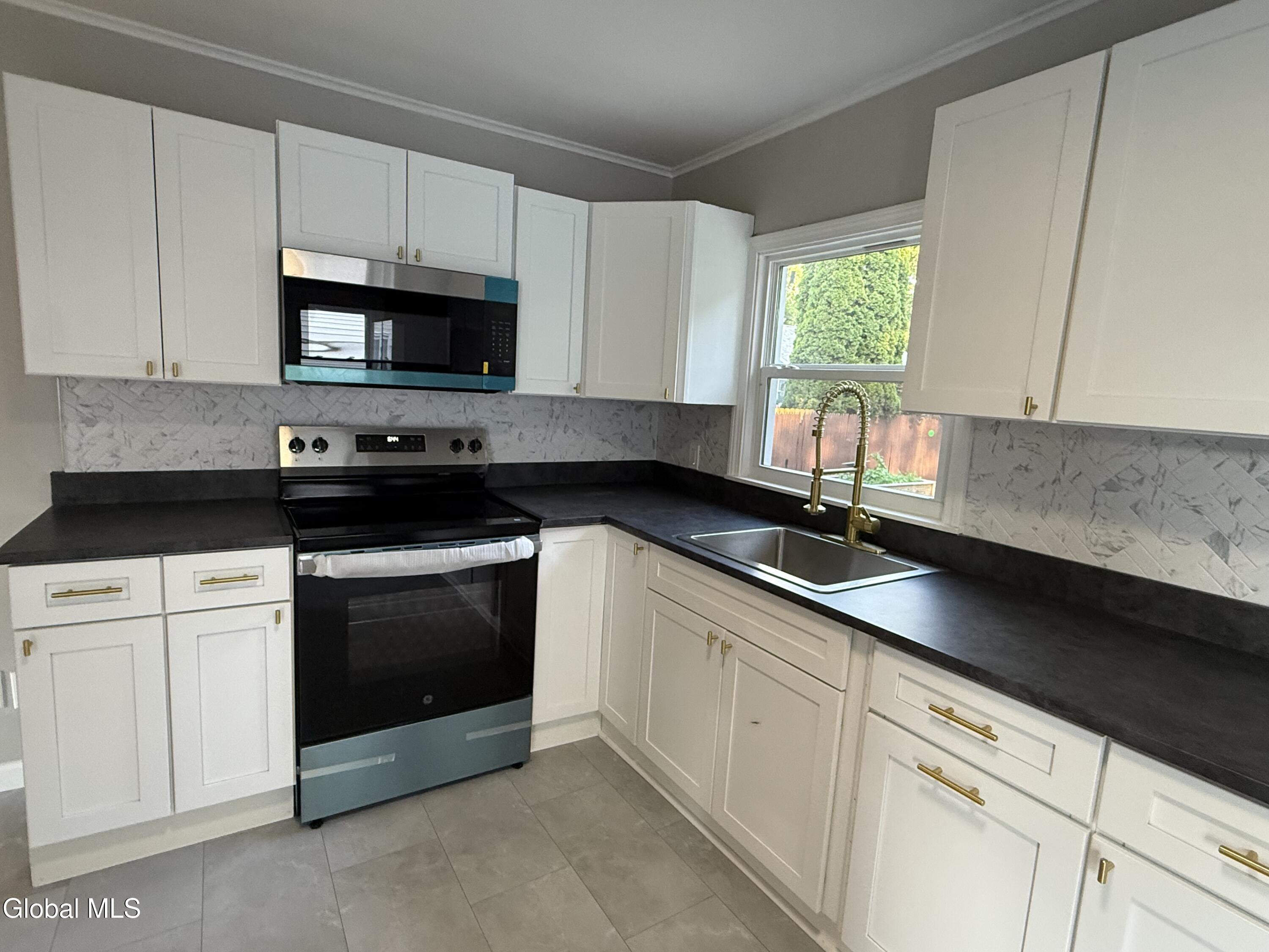 8 Oakland Drive Gloversville NY 12078