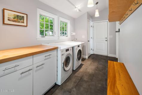 12 Fiddlers Lane Newtonville NY 12110