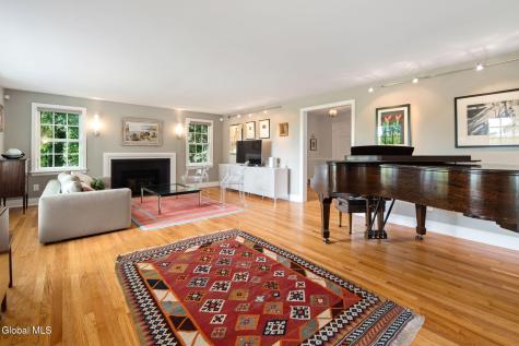 12 Fiddlers Lane Newtonville NY 12110
