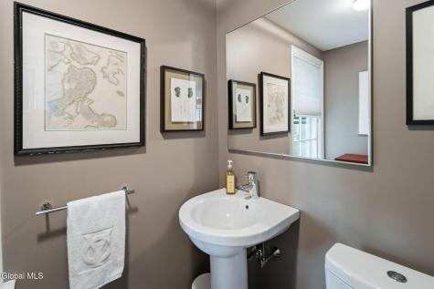 12 Fiddlers Lane Newtonville NY 12110