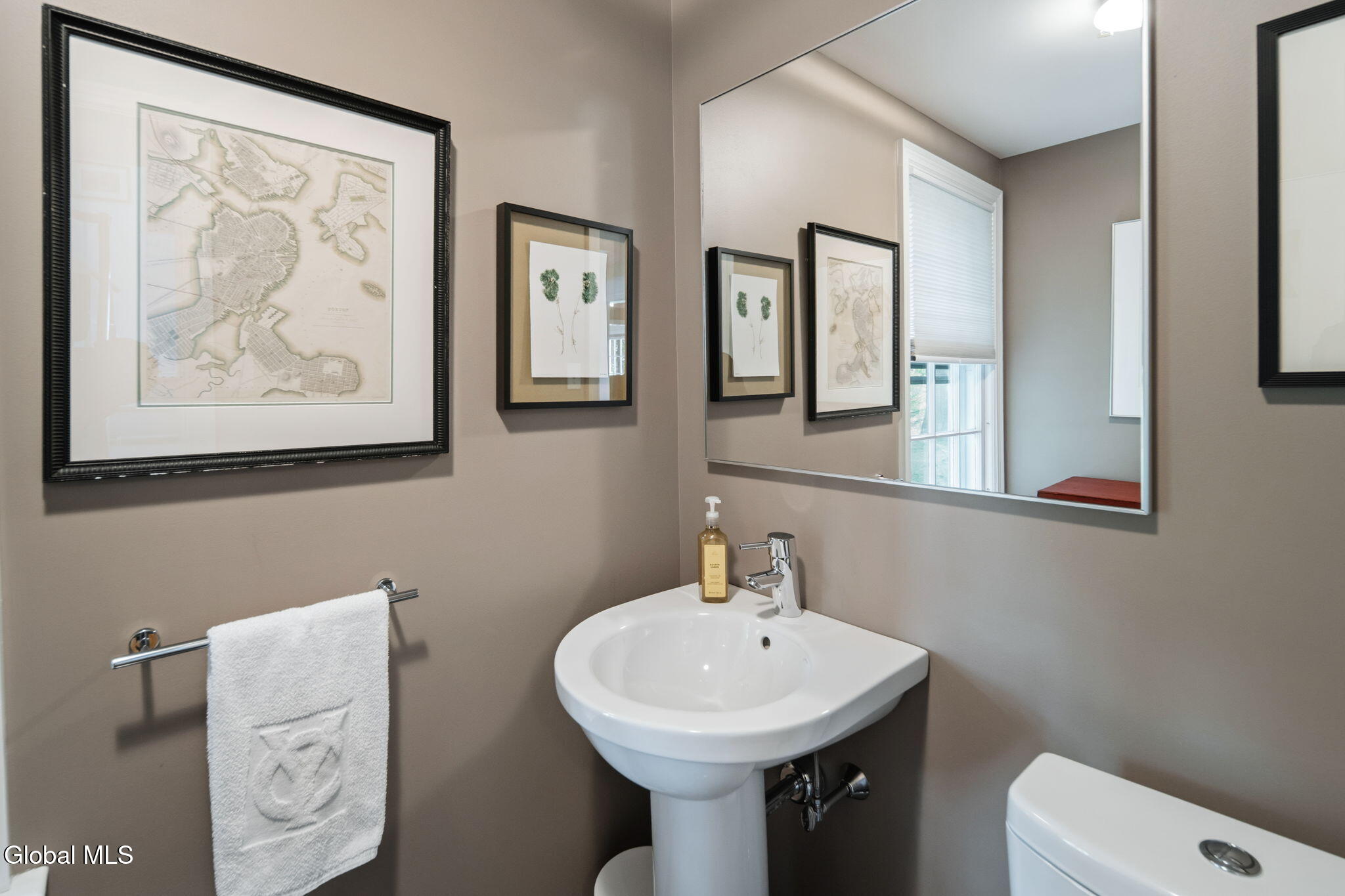 12 Fiddlers Lane Newtonville NY 12110