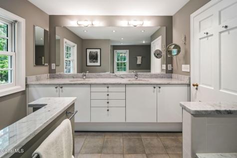 12 Fiddlers Lane Newtonville NY 12110
