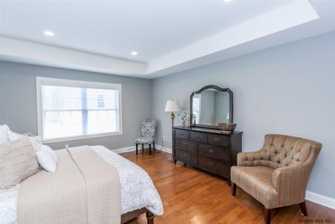 60 Lakepointe Way Saratoga Springs NY 12866