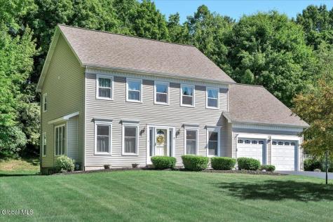 17 Christopher Way Halfmoon NY 12065
