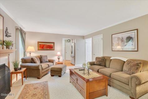 17 Christopher Way Halfmoon NY 12065