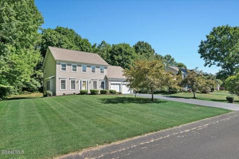 17 Christopher Way Halfmoon NY 12065
