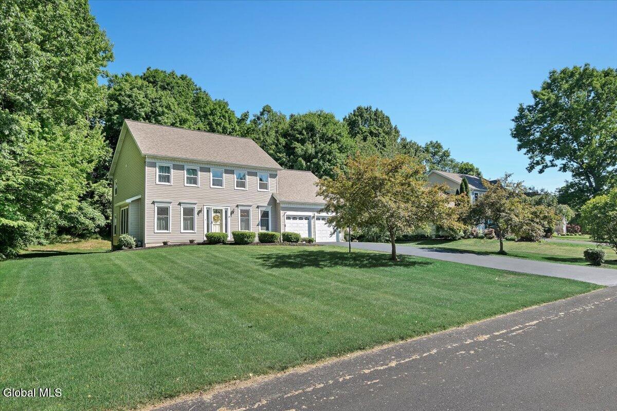 17 Christopher Way Halfmoon NY 12065