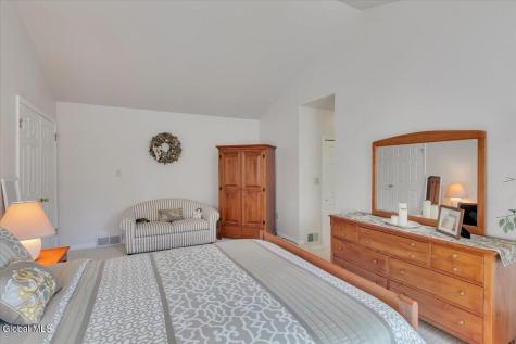 17 Christopher Way Halfmoon NY 12065