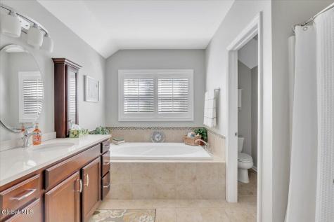 17 Christopher Way Halfmoon NY 12065