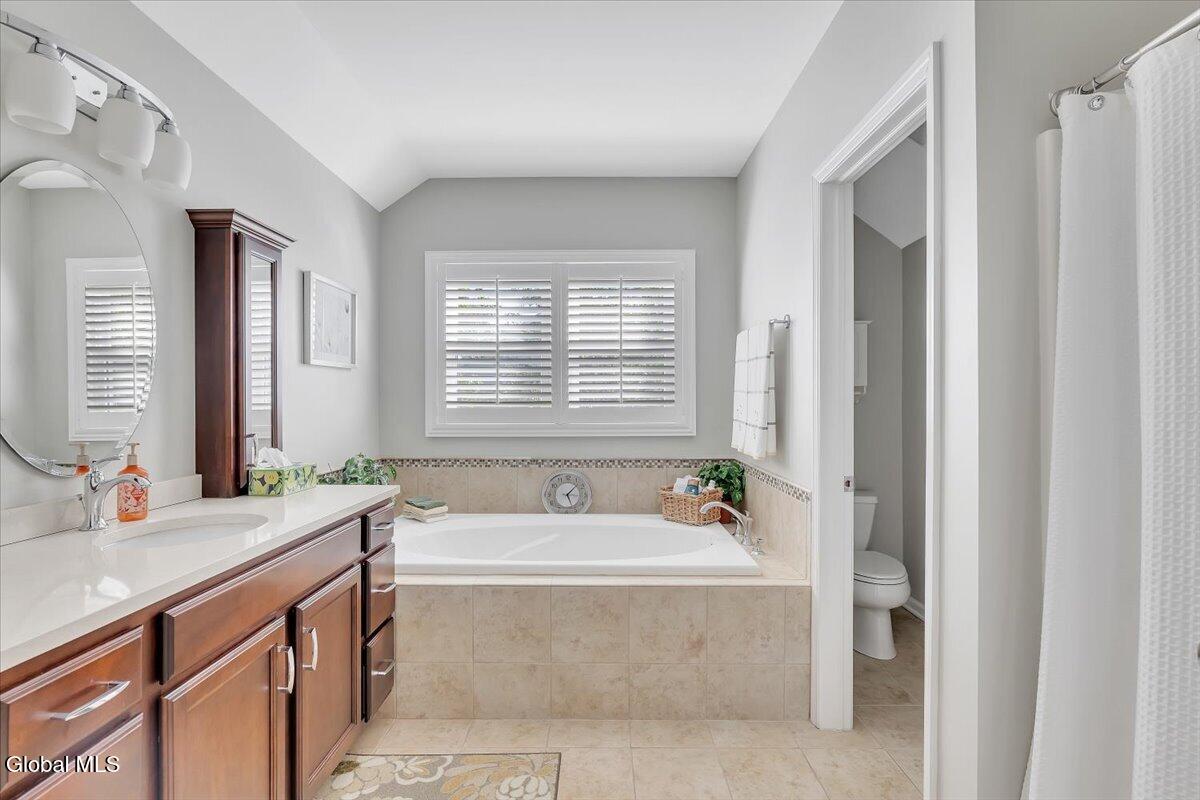 17 Christopher Way Halfmoon NY 12065