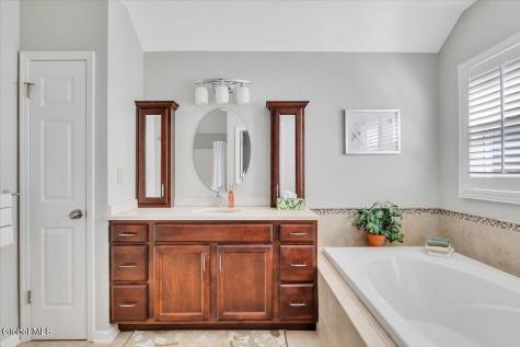 17 Christopher Way Halfmoon NY 12065