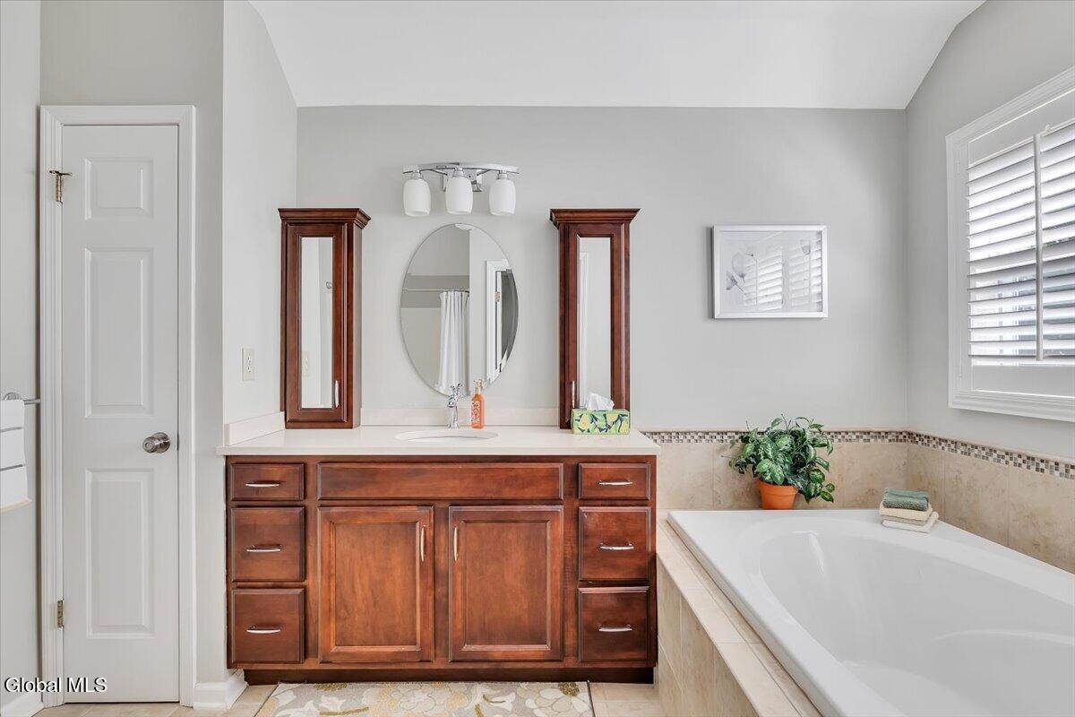 17 Christopher Way Halfmoon NY 12065