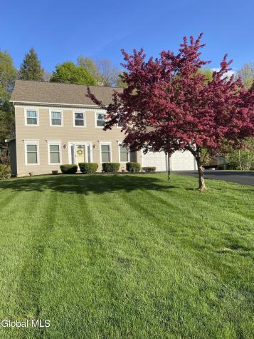 17 Christopher Way Halfmoon NY 12065