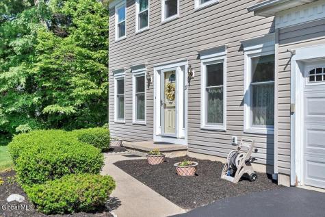 17 Christopher Way Halfmoon NY 12065