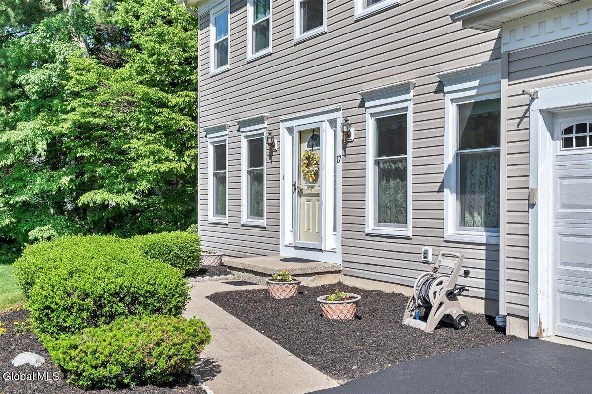 17 Christopher Way Halfmoon NY 12065