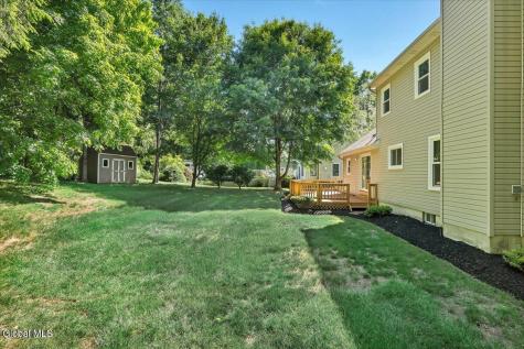17 Christopher Way Halfmoon NY 12065