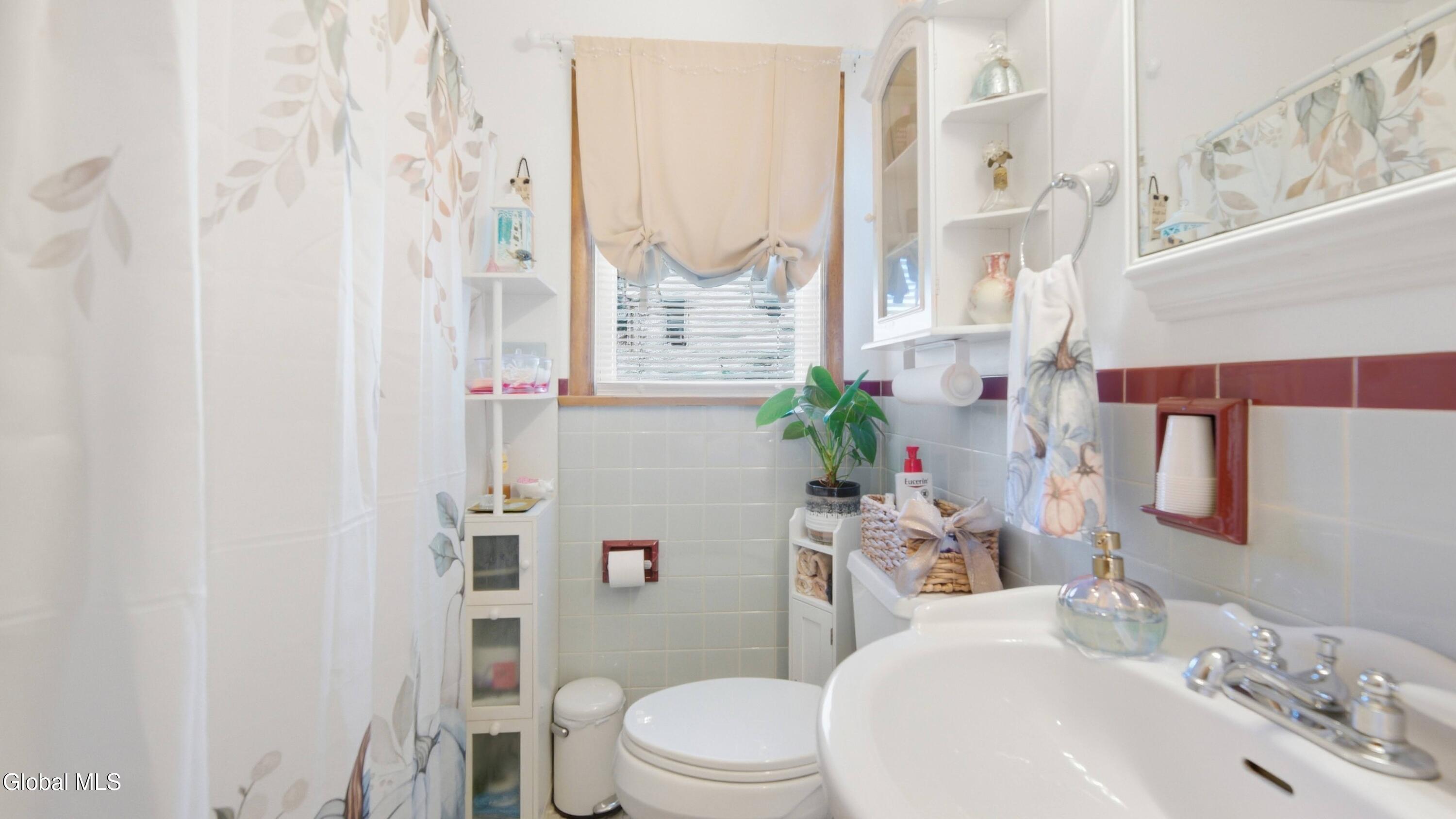 43 Wilkes Avenue Amsterdam NY 12010
