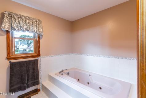 31 Woodridge Drive Loudonville NY 12211