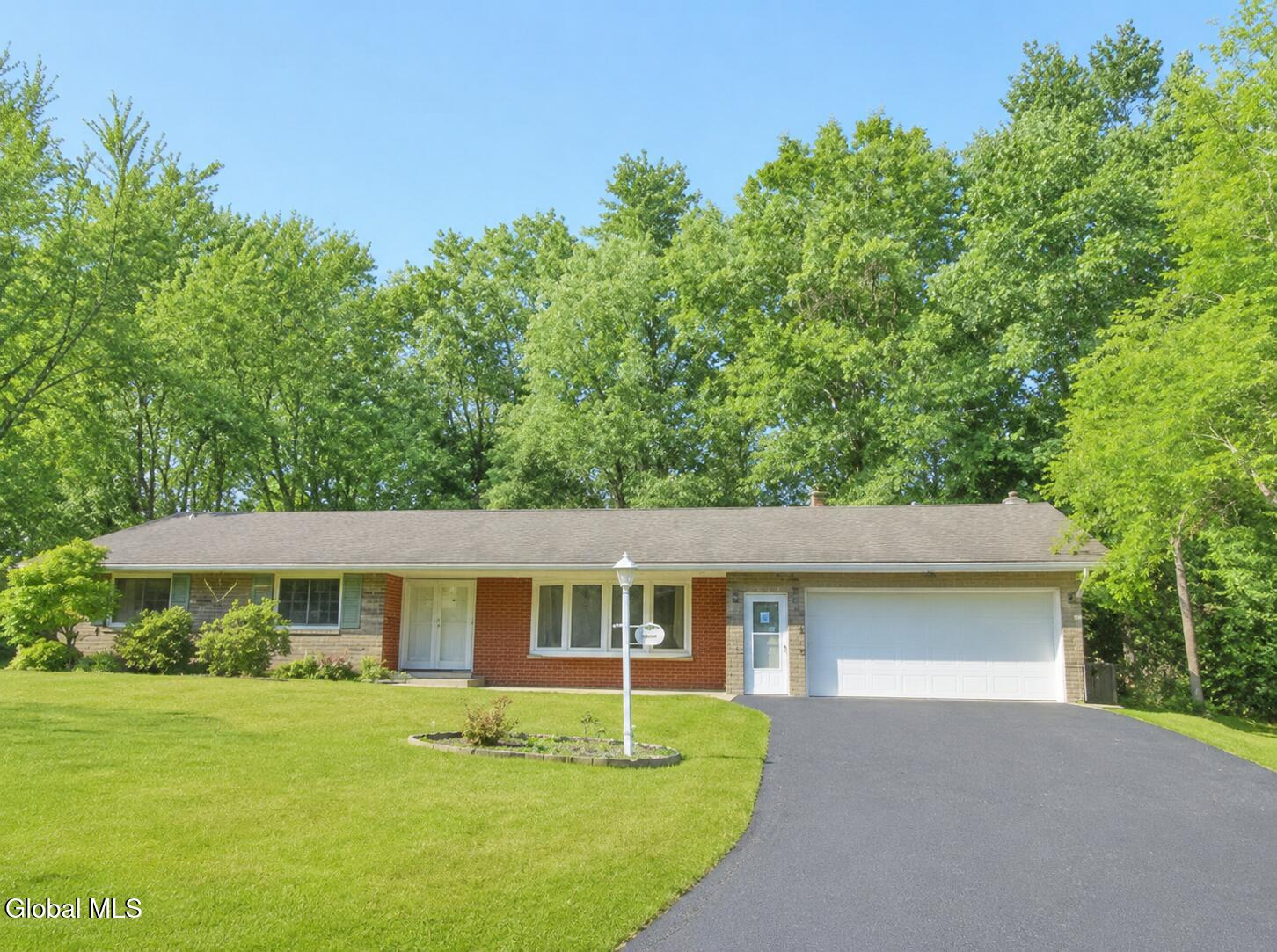 915 Londonderry Court Schenectady NY 12309