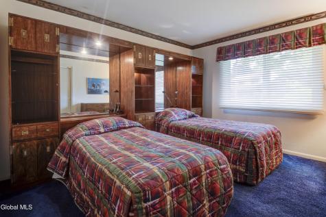 915 Londonderry Court Schenectady NY 12309