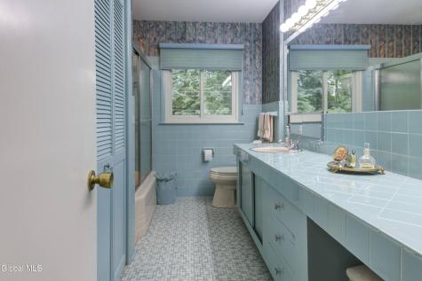 915 Londonderry Court Schenectady NY 12309