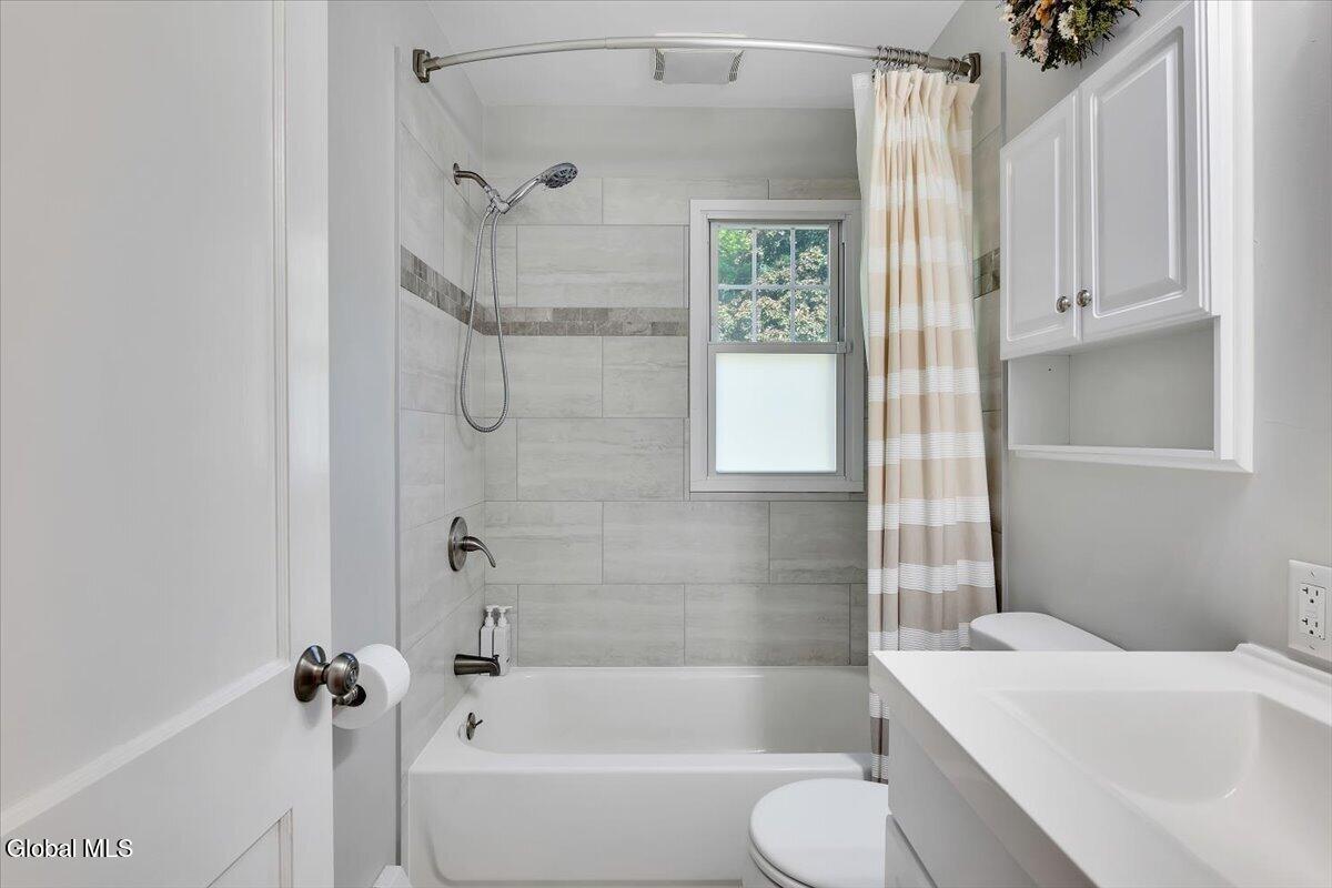 3025 Evelyn Drive Guilderland NY 12303