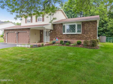 18 Fairway Lane Schenectady NY 12304
