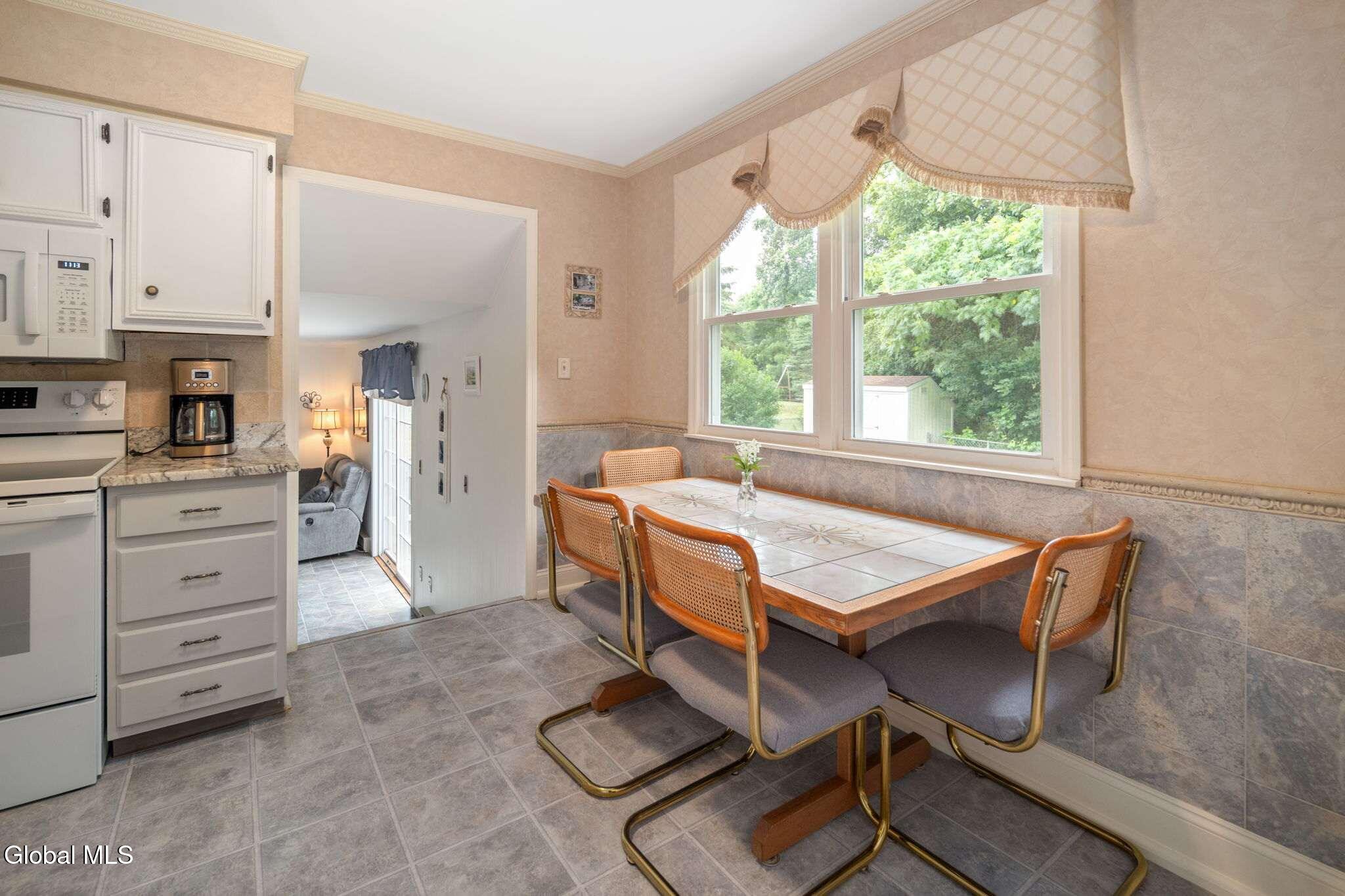 18 Fairway Lane Schenectady NY 12304