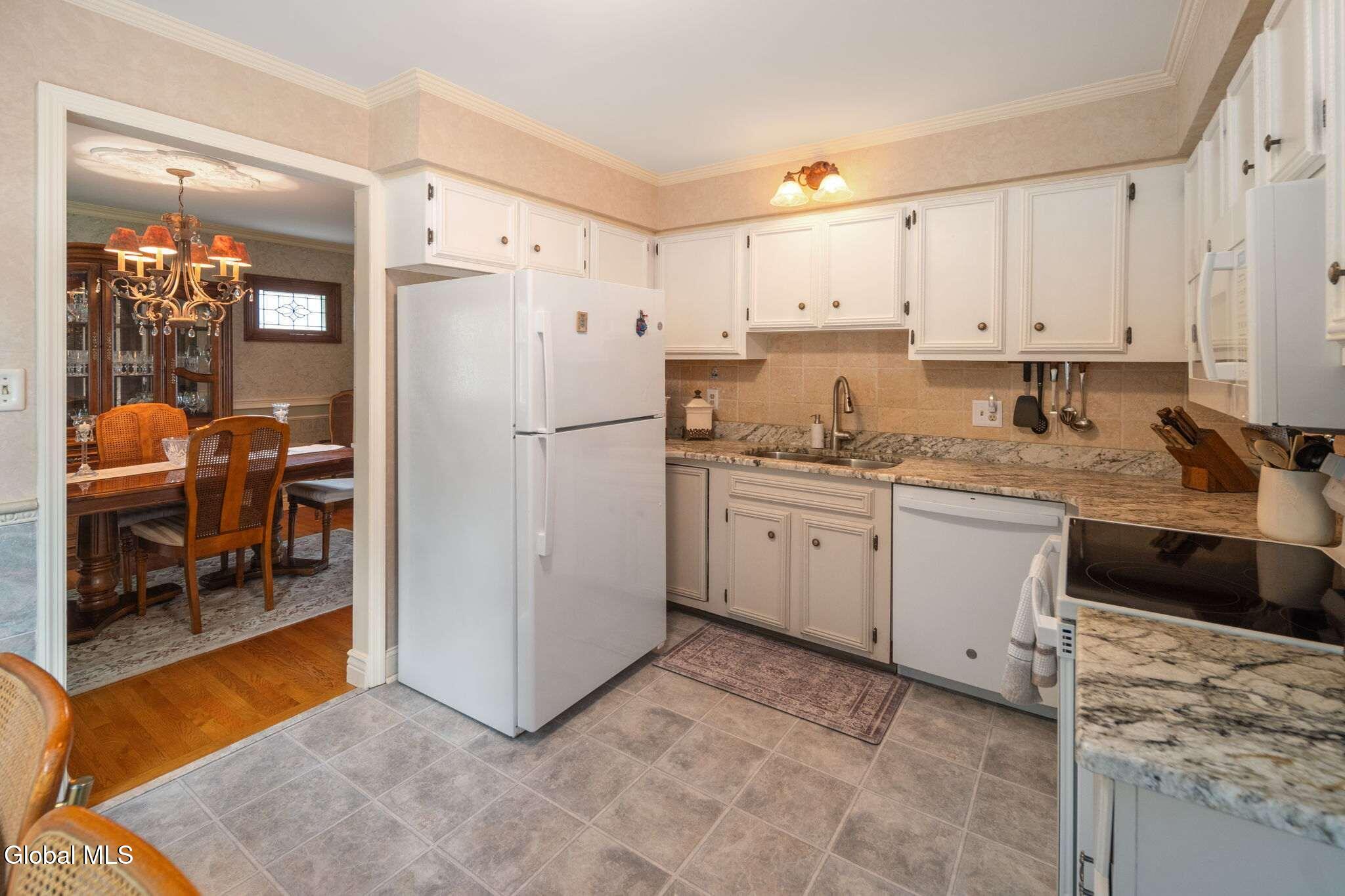 18 Fairway Lane Schenectady NY 12304