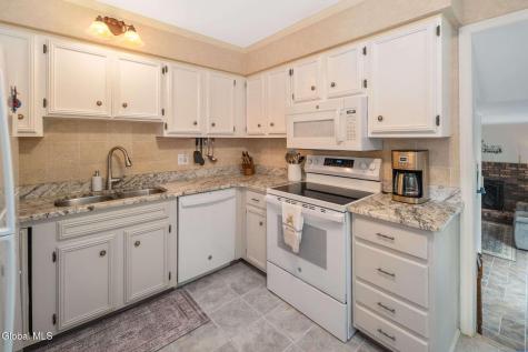 18 Fairway Lane Schenectady NY 12304