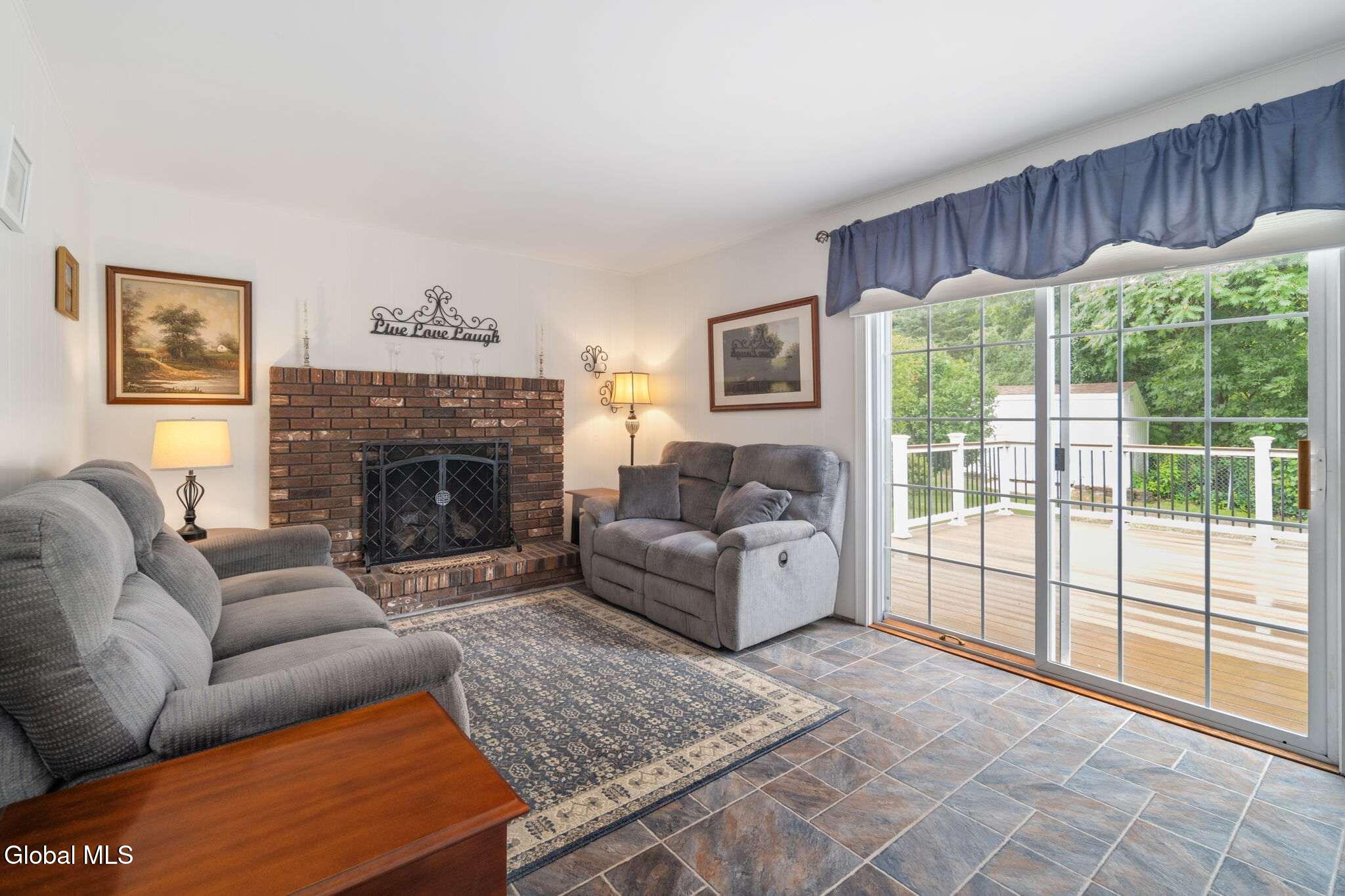 18 Fairway Lane Schenectady NY 12304