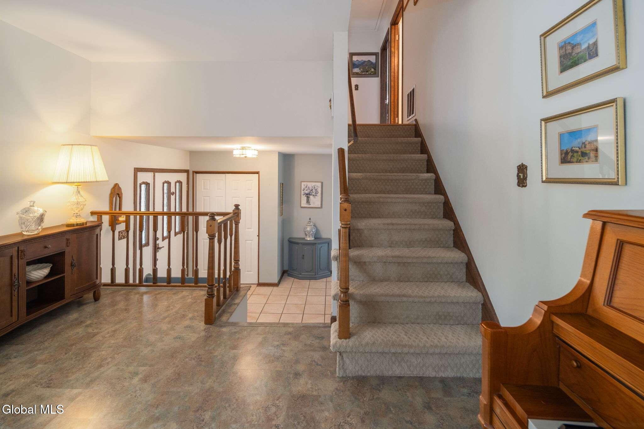 18 Fairway Lane Schenectady NY 12304
