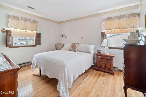 18 Fairway Lane Schenectady NY 12304