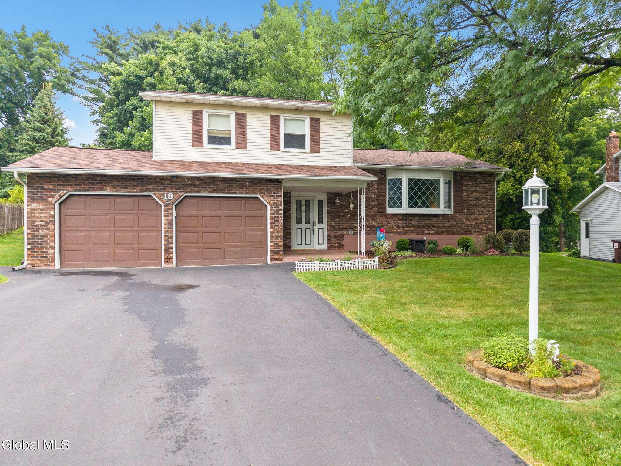18 Fairway Lane Schenectady NY 12304