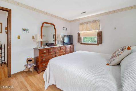 18 Fairway Lane Schenectady NY 12304