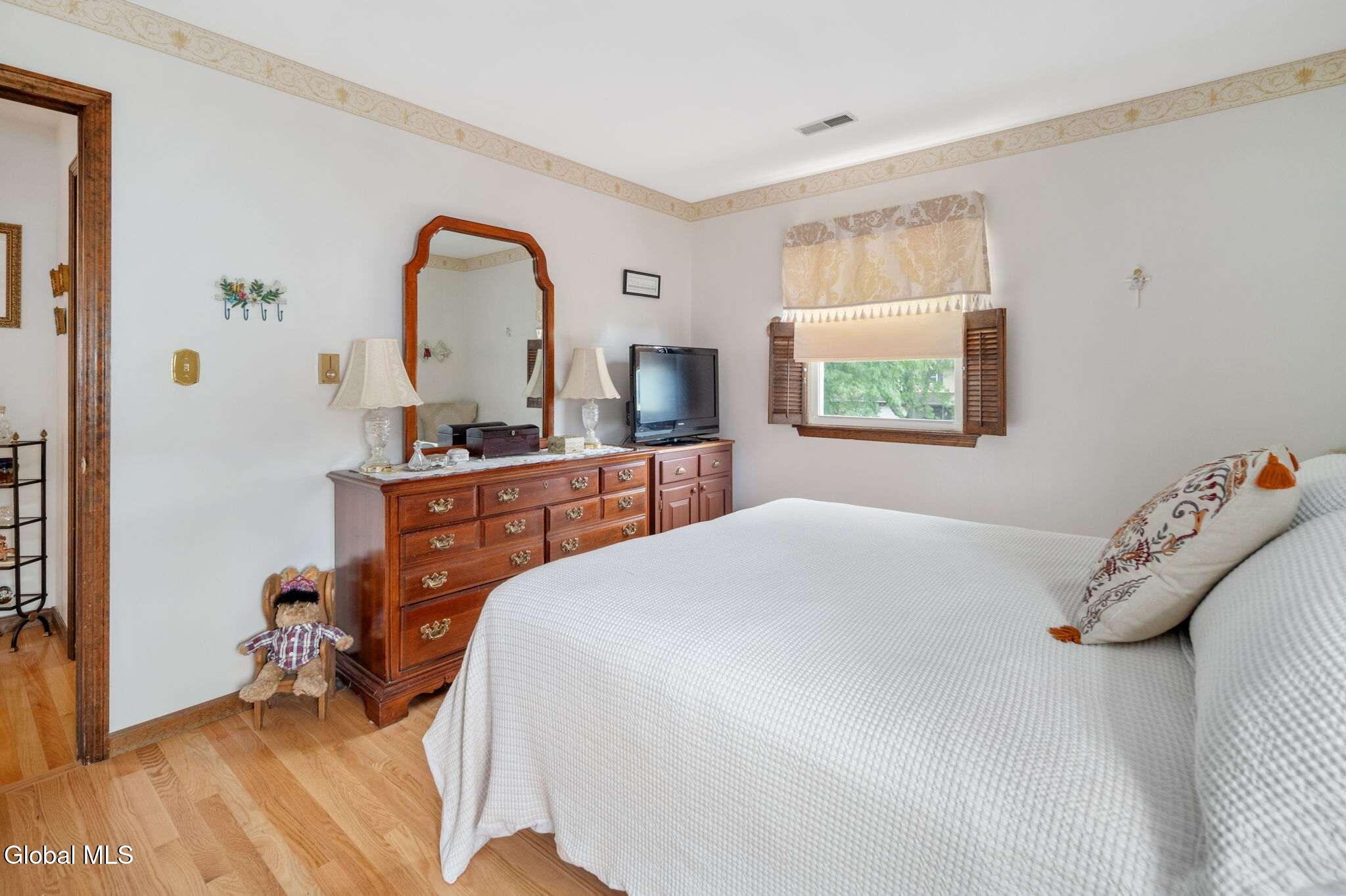 18 Fairway Lane Schenectady NY 12304