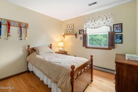 18 Fairway Lane Schenectady NY 12304