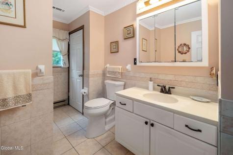18 Fairway Lane Schenectady NY 12304