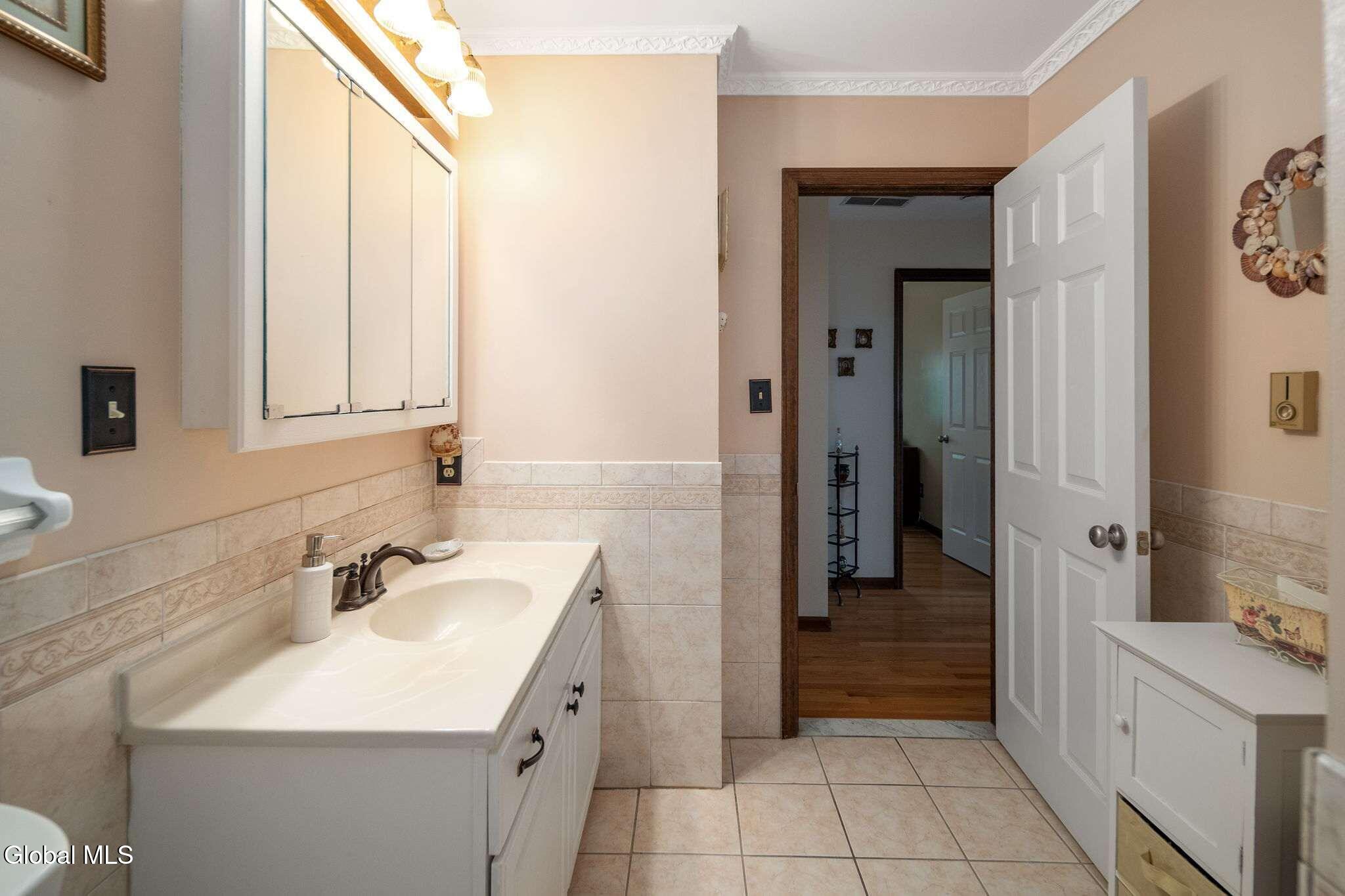 18 Fairway Lane Schenectady NY 12304