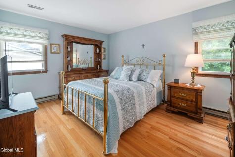 18 Fairway Lane Schenectady NY 12304