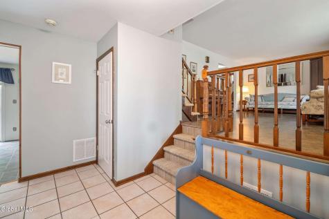 18 Fairway Lane Schenectady NY 12304