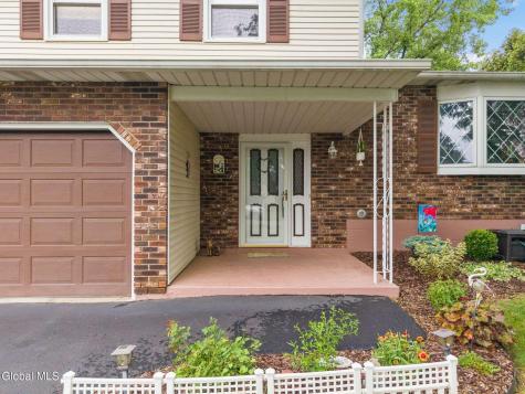 18 Fairway Lane Schenectady NY 12304