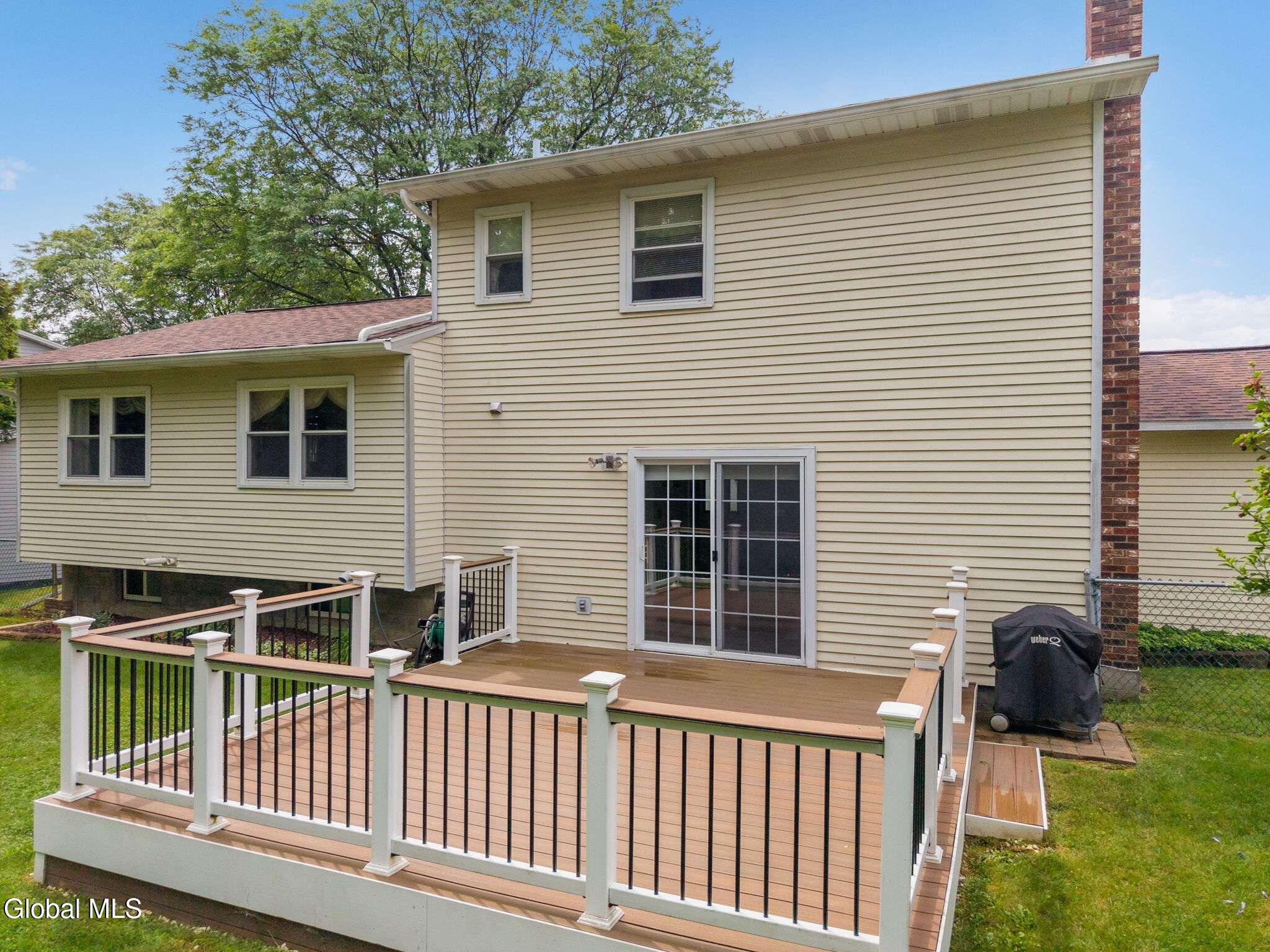 18 Fairway Lane Schenectady NY 12304