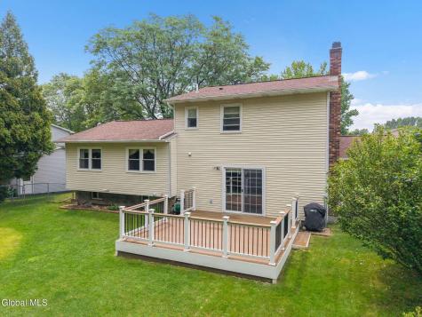 18 Fairway Lane Schenectady NY 12304