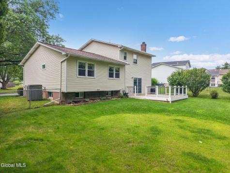 18 Fairway Lane Schenectady NY 12304
