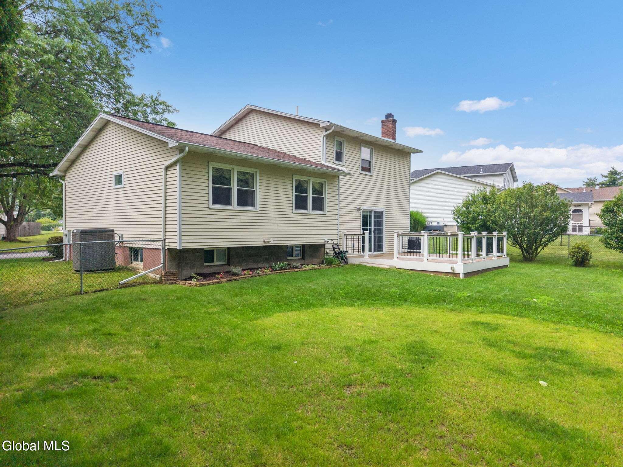 18 Fairway Lane Schenectady NY 12304
