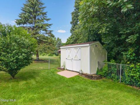 18 Fairway Lane Schenectady NY 12304