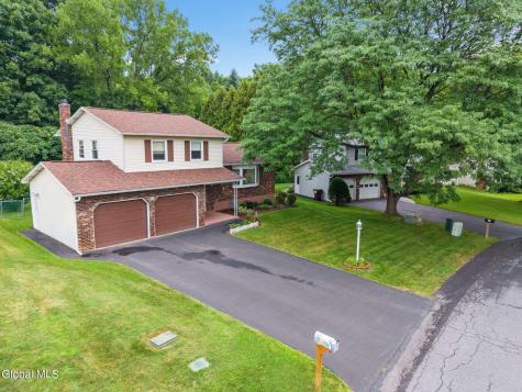 18 Fairway Lane Schenectady NY 12304