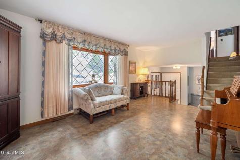 18 Fairway Lane Schenectady NY 12304