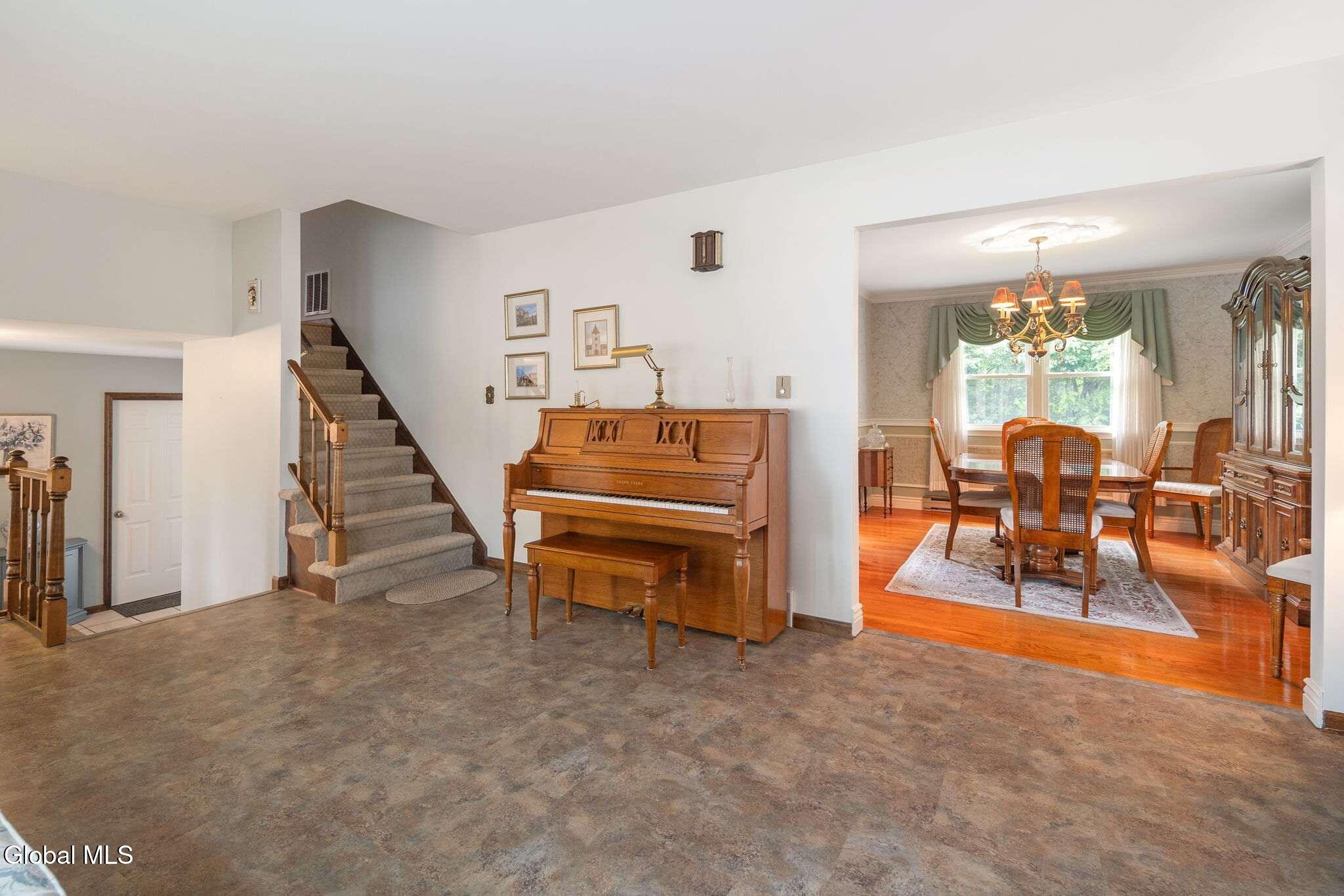 18 Fairway Lane Schenectady NY 12304
